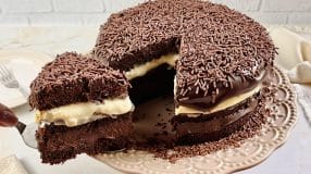 Bolo de chocolate recheado com dois cremes