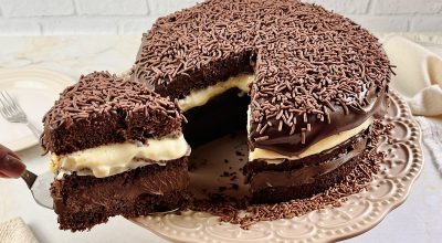 Bolo de chocolate recheado com dois cremes