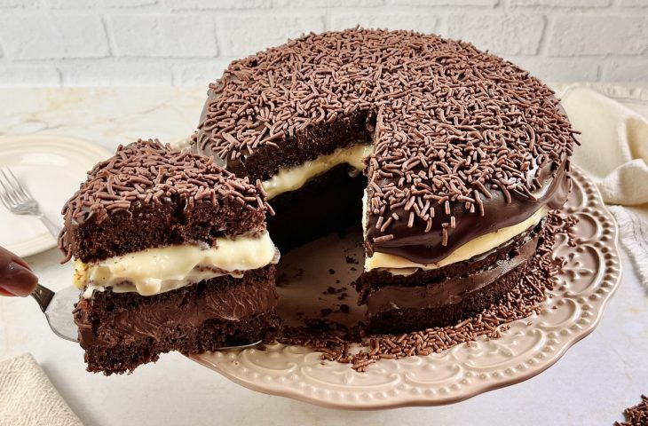 Bolo de chocolate recheado com dois cremes