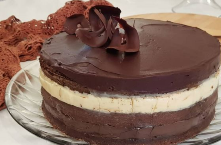 Bolo de chocolate recheado com dois cremes