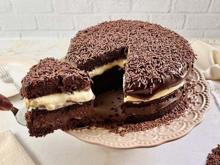 Bolo de chocolate recheado com dois cremes
