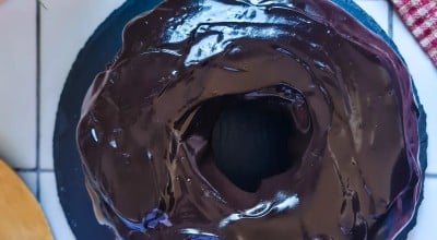 Bolo de chocolate com calda sem glúten