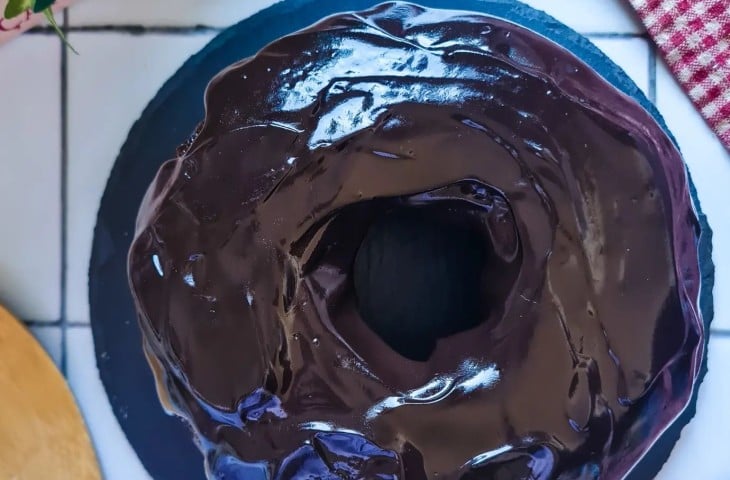 Bolo de chocolate com calda sem glúten