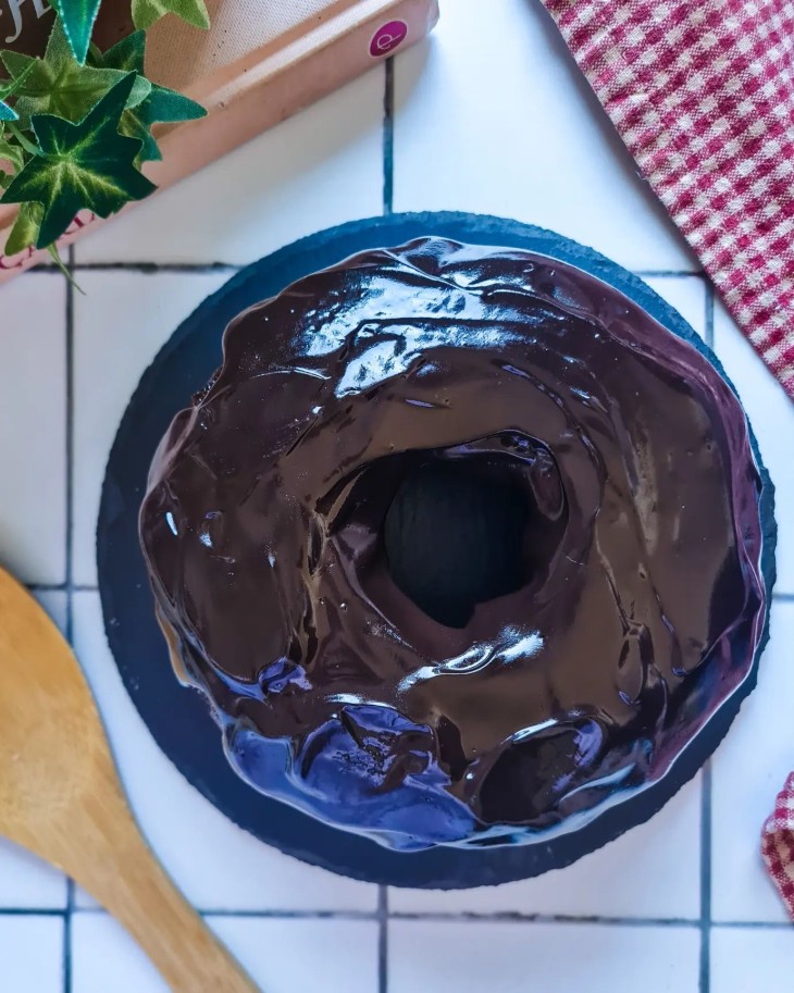 Bolo de chocolate com calda sem glúten