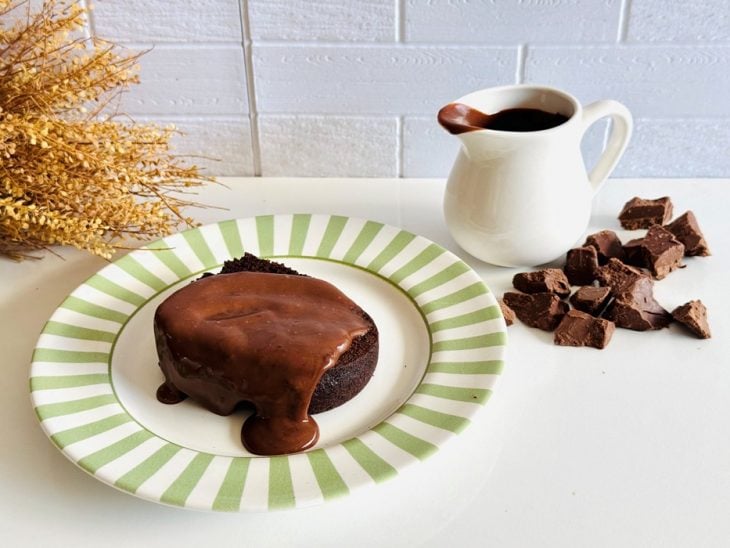 Bolo de chocolate sem leite servido com calda.
