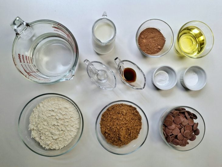 Ingredientes para a receita de bolo de chocolate sem ovo reunidos em uma bancada.