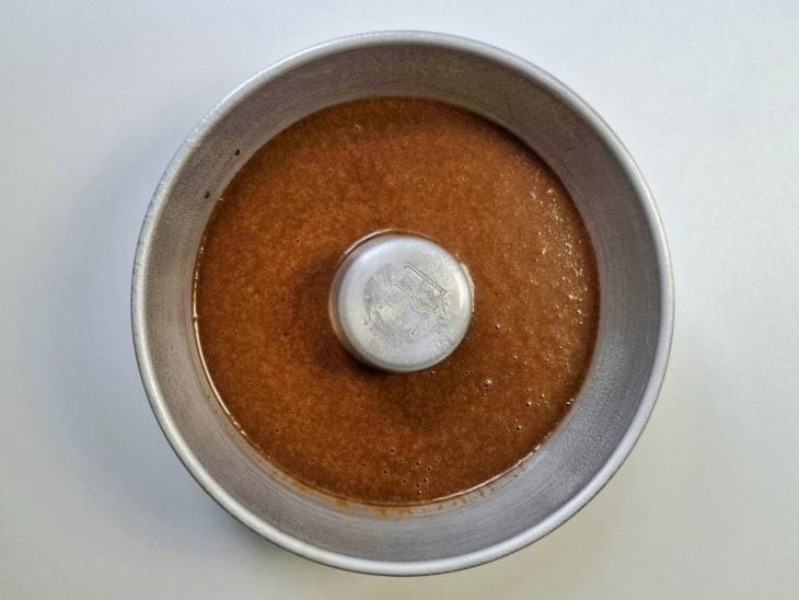 Massa despejada em uma forma untada e enfarinhada.