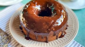 Bolo de chocolate simples e fofinho