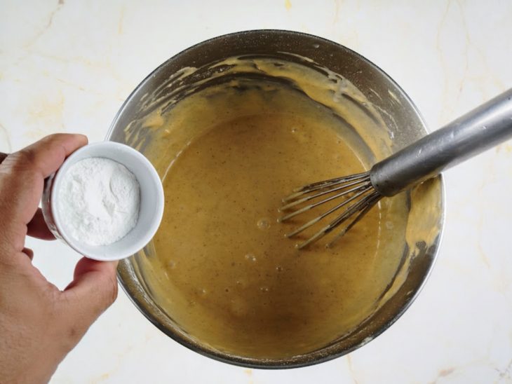 Farinha de trigo adicionada a fermento em um recipiente para ser adicionado na mistura.