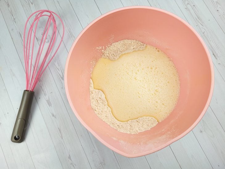 Mistura do liquidificador despejada na tigela com os ingredientes secos.