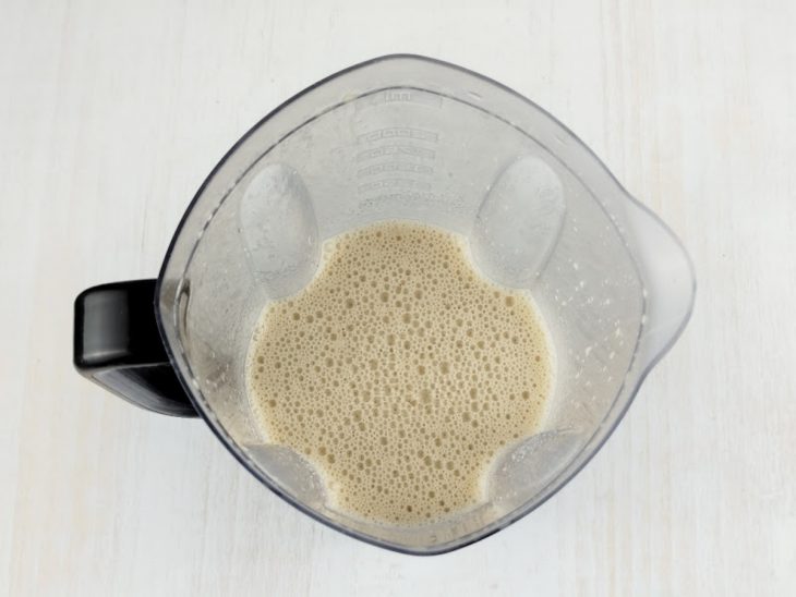 Leite, óleo, açúcar e canela adicionados no liquidificador.