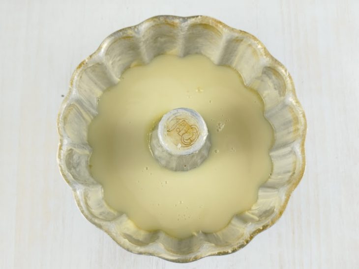 Leite condensado na forma.