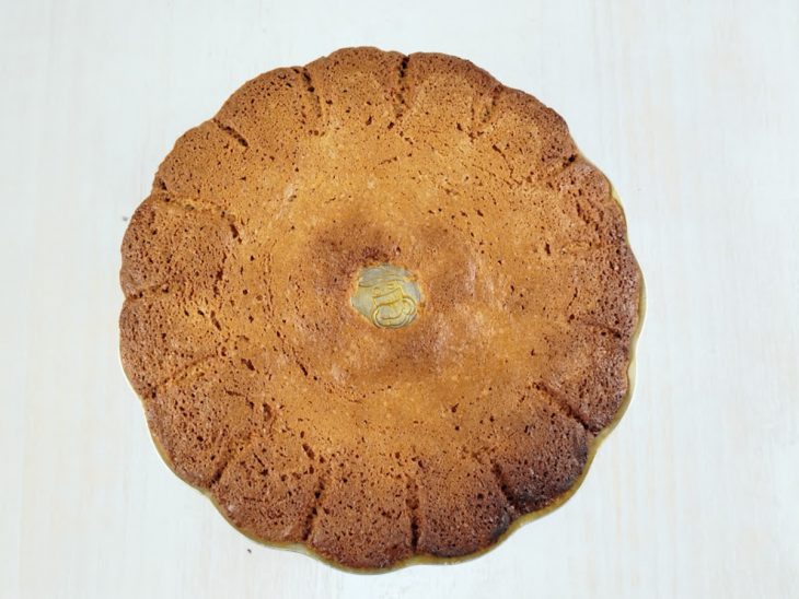 Bolo saído do forno já assado.