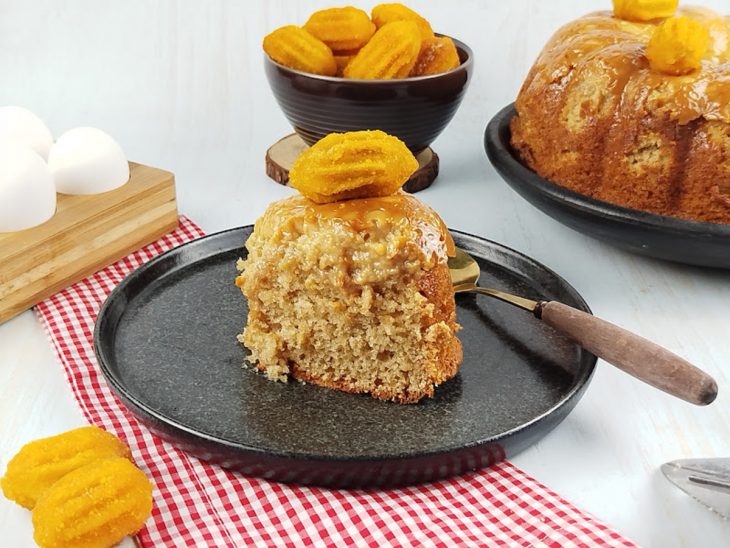 Bolo pronto, fatia servida em prato.