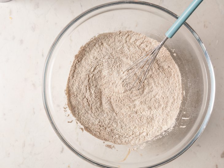 Farinha de trigo e canela misturados.