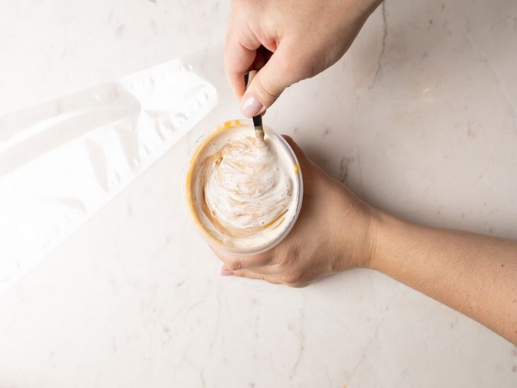 Doce de leite misturado ao creme de leite.