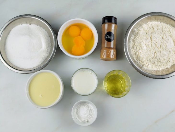 Ingredientes para a receita reunidos em uma bancada.