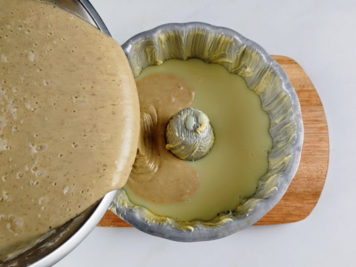 Mistura despejada na forma com leite condensado.