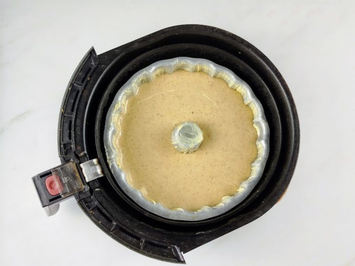 Forma colocada no cesto da air fryer para assar.