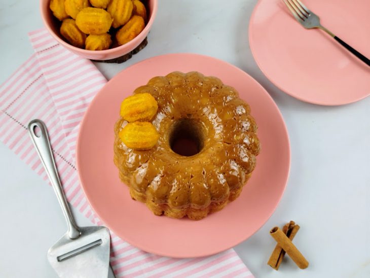 Bolo de churros finalizado com dois mini churros na superfície.