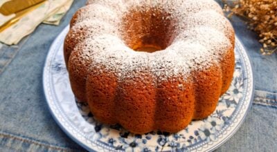Bolo de coalhada com fubá