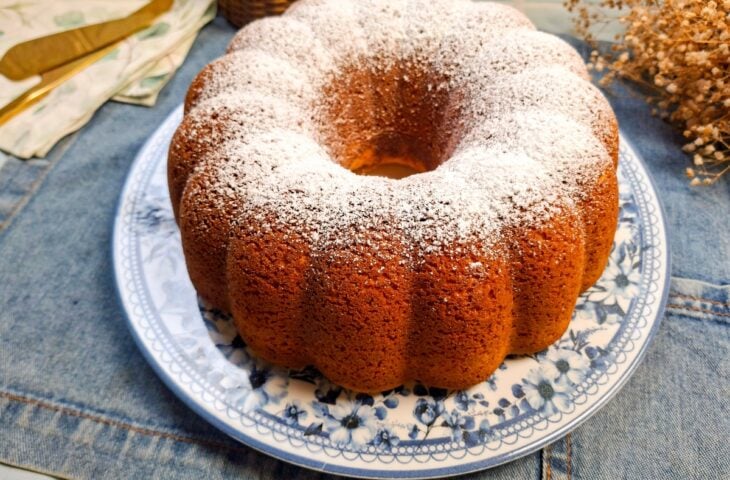 Bolo de coalhada com fubá