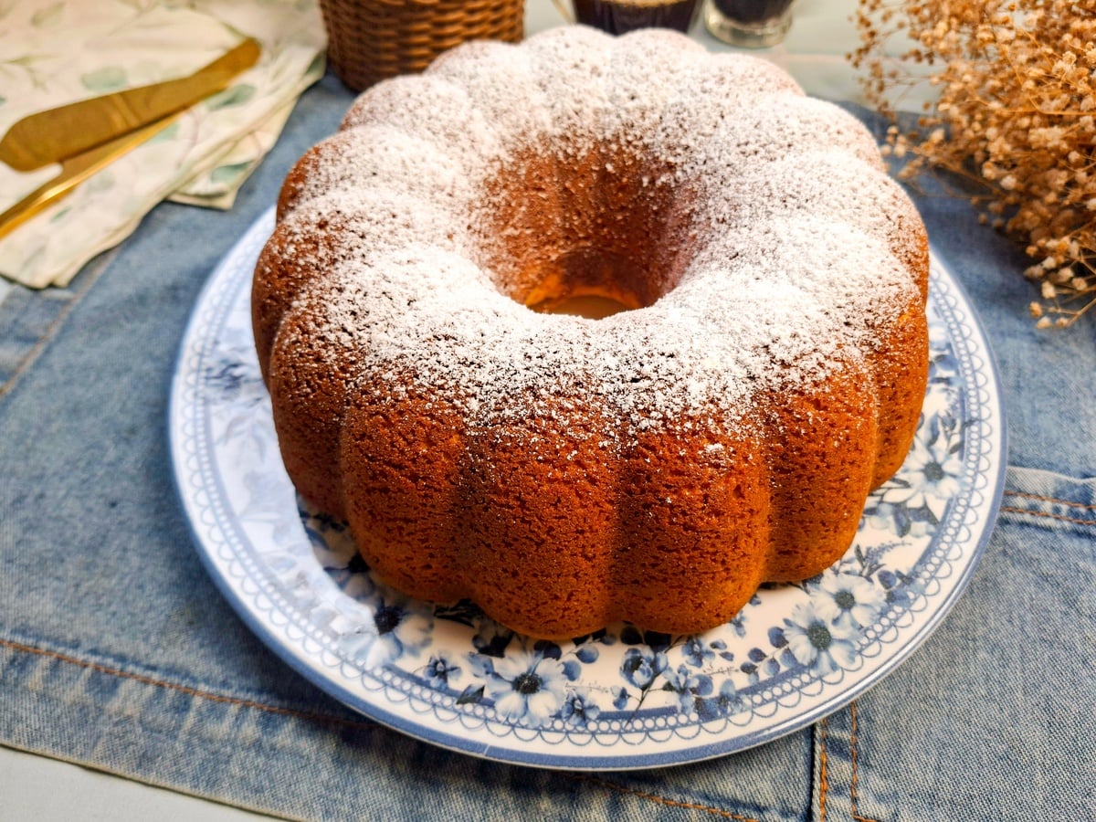 Bolo de coalhada com fubá