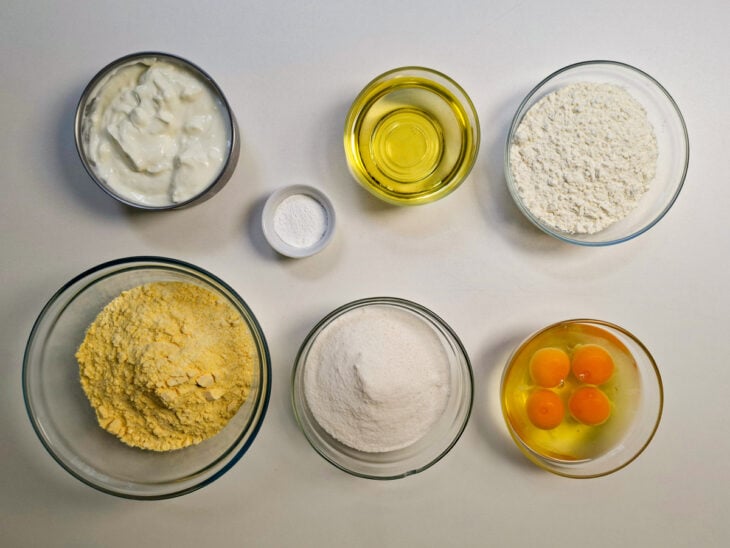 Ingredientes separados sobre a bancada.