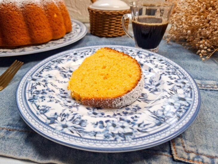 Bolo de coalhada com fubá servido.