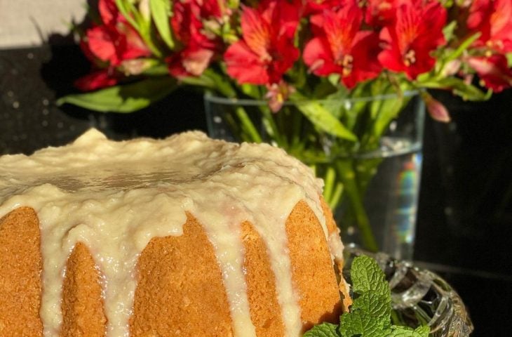 Bolo de coco com calda de beijinho