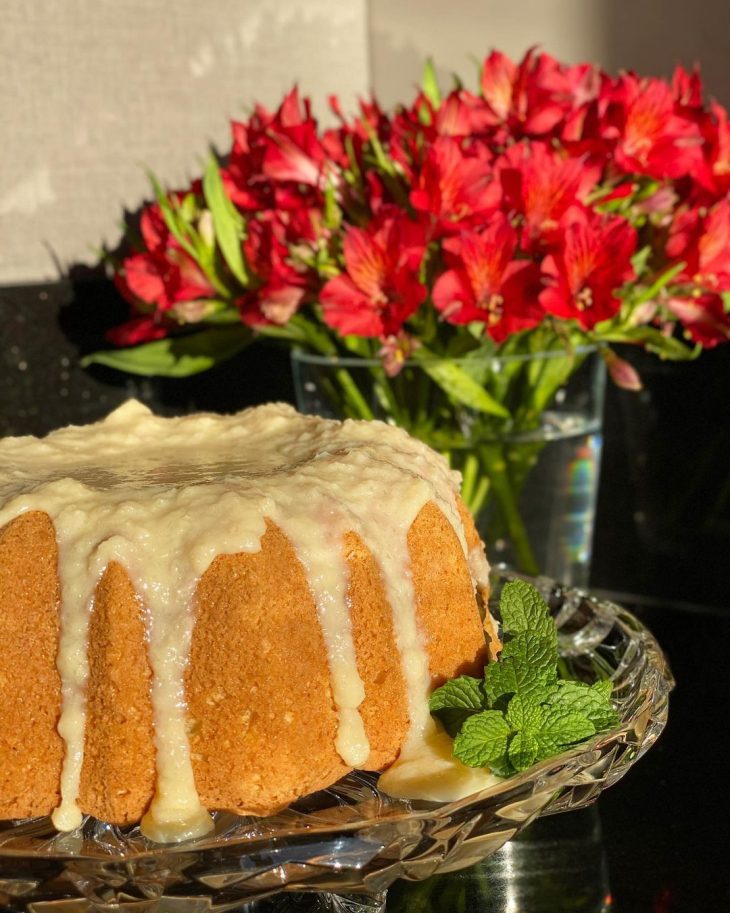 Bolo de coco com calda de beijinho