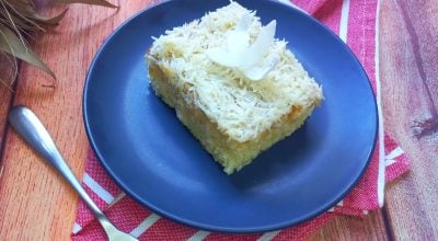 Bolo de coco com cobertura de leite condensado