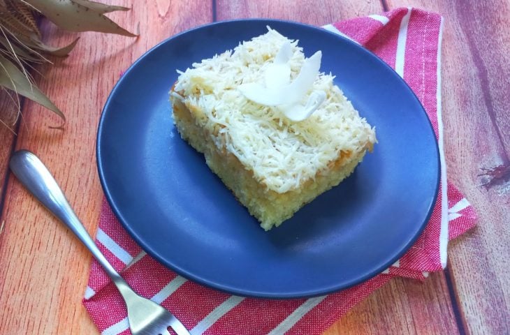 Bolo de coco com cobertura de leite condensado