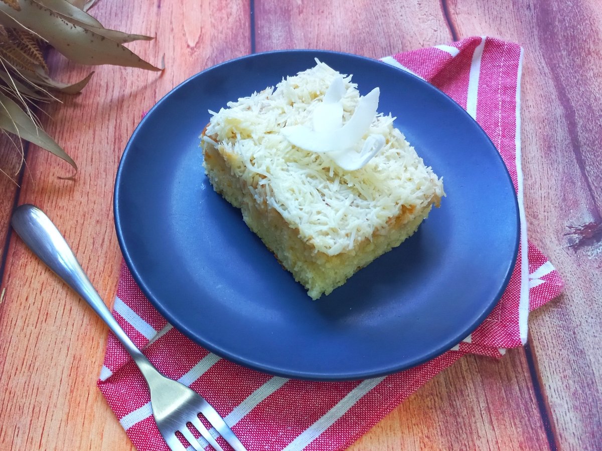 Bolo de coco com cobertura de leite condensado