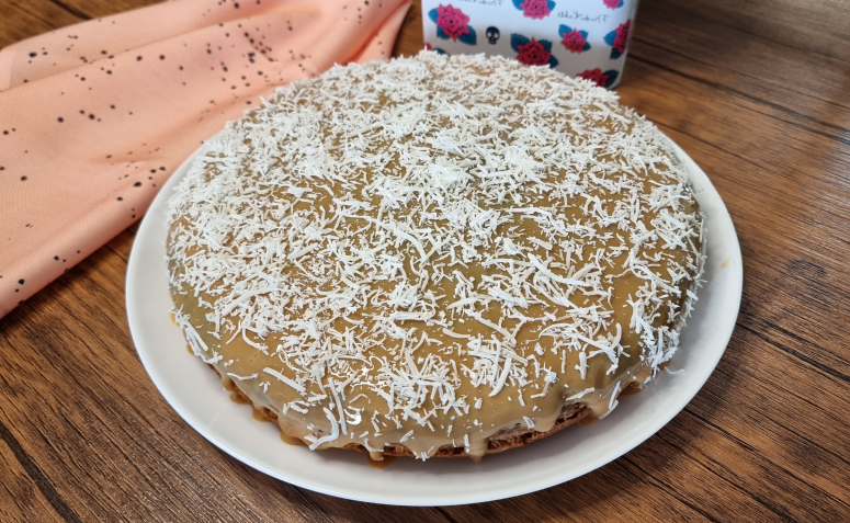 Bolo de coco com doce de leite