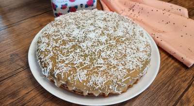 Bolo de coco com doce de leite