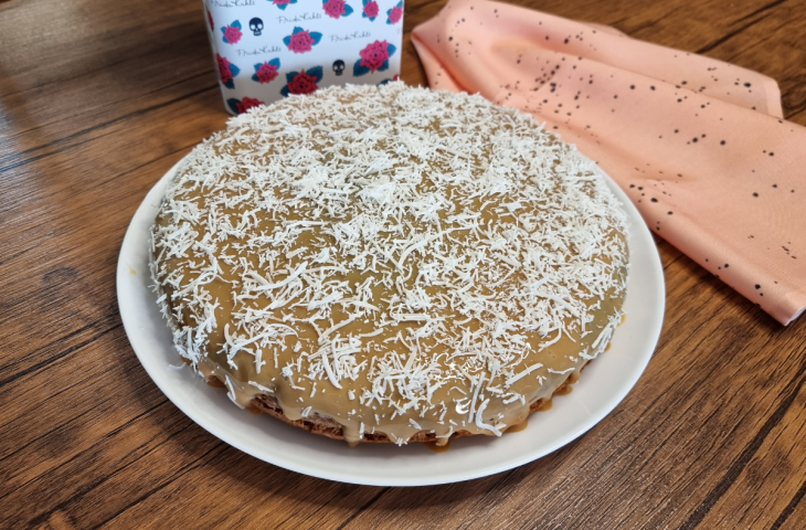 Bolo de coco com doce de leite