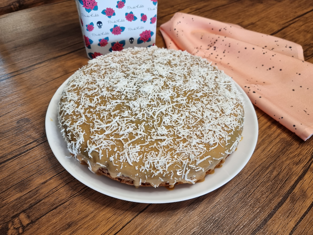 Bolo de coco com doce de leite