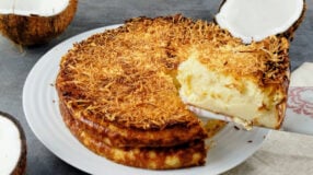 Bolo de coco com leite condensado