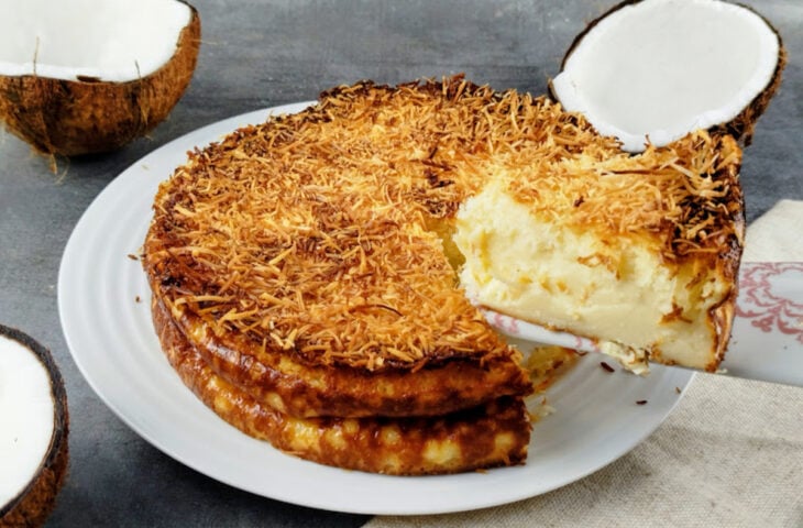 Bolo de coco com leite condensado