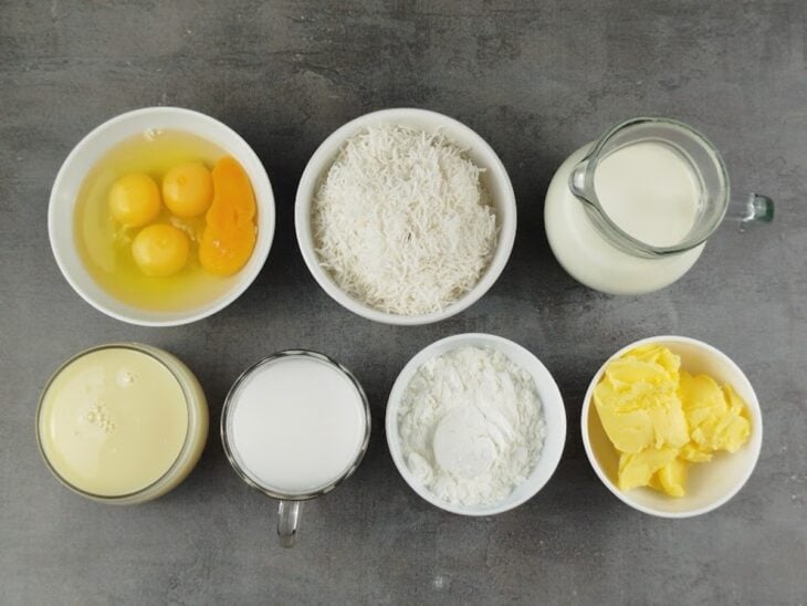 Ingredientes separados sobre a bancada.