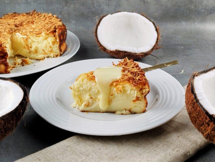Bolo de coco com leite condensado servido.