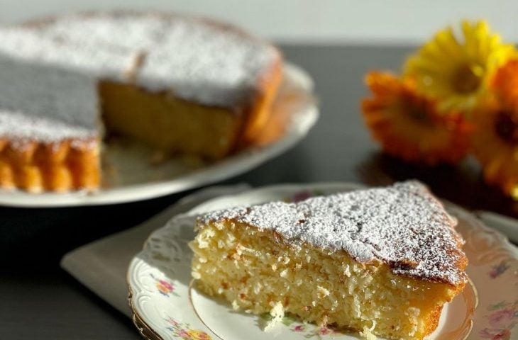 Bolo de coco com leite condensado e queijo