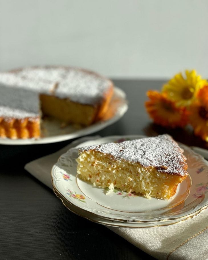 Bolo de coco com leite condensado e queijo