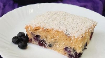 Bolo de coco com mirtilo