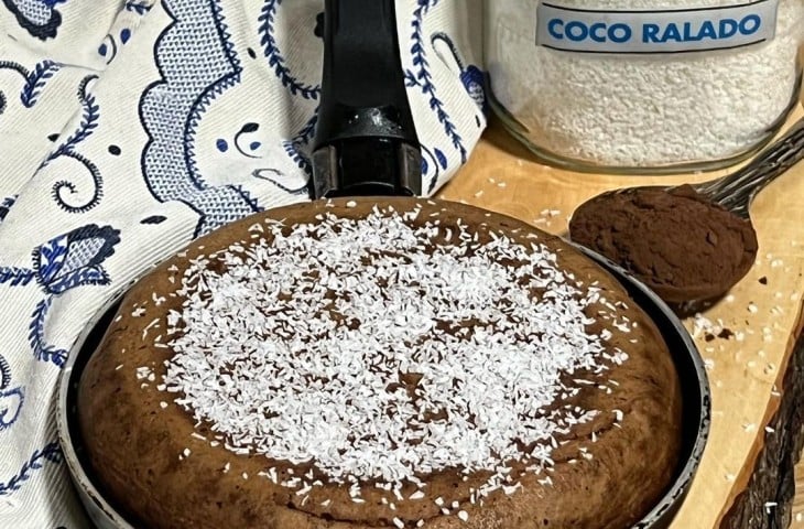 Bolo de coco e cacau de frigideira