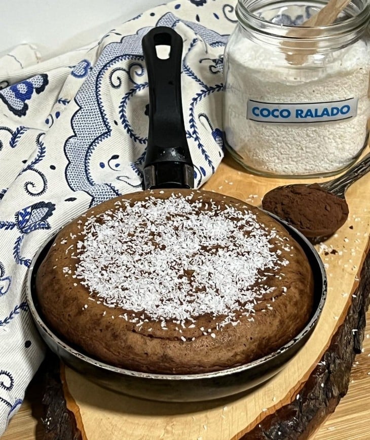 Bolo de coco e cacau de frigideira