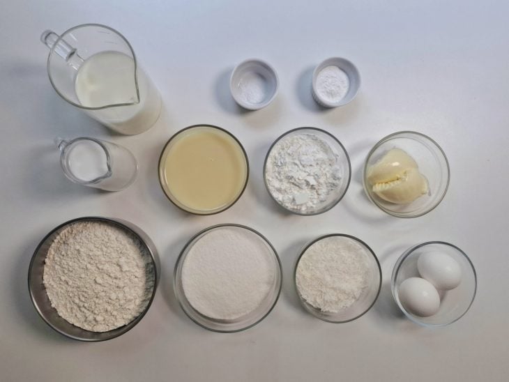 Ingredientes da receita de bolo de coco fácil e rápido.