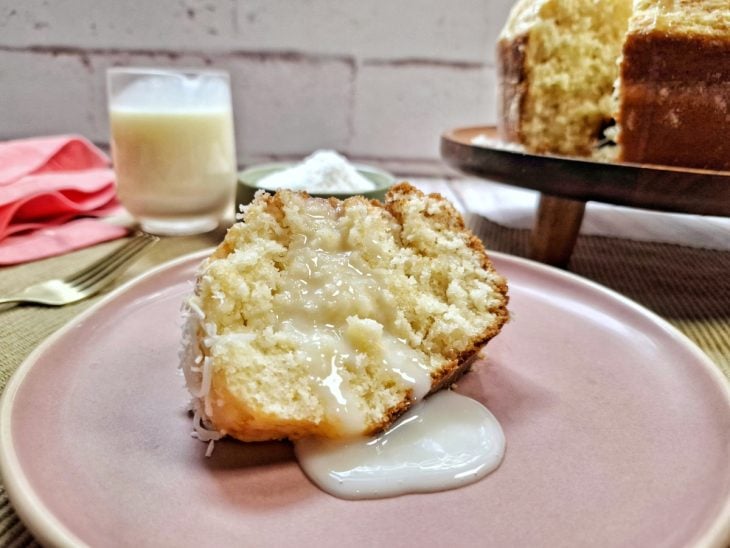 Fatia de bolo de coco fácil e rápido pronta para servir.