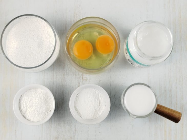 Ingredientes separados e forma untada com óleo de coco.